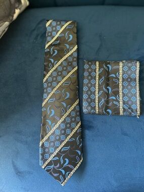 Black and Blue Patterned Men's Tie and Pocket Square Set